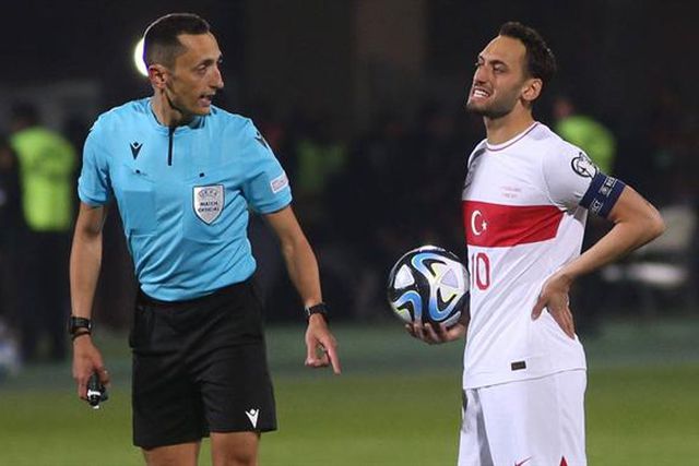 A duas semanas do Benfica: Çalhanoglu lesiona-se e preocupa