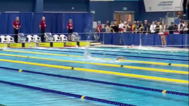 Nadadora canadiana de 16 anos bate recorde mundial dos 400 metros livres