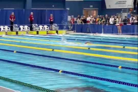 Nadadora canadiana de 16 anos bate recorde mundial dos 400 metros livres