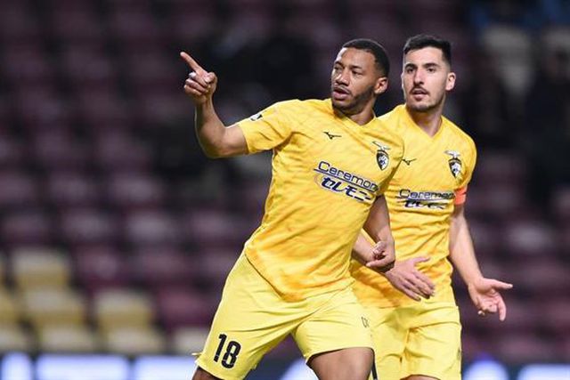 Moufi a caminho de Inglaterra