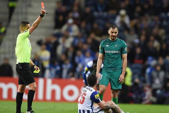 Cartões amarelos e vermelhos: o estudo que nos deve fazer pensar (e corar, talvez)