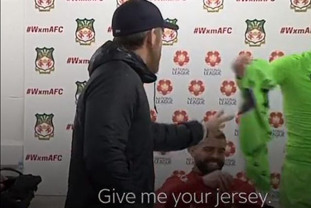 Ryan Reynolds interrrompe conferência para pedir camisolas aos próprios jogadores (vídeo)