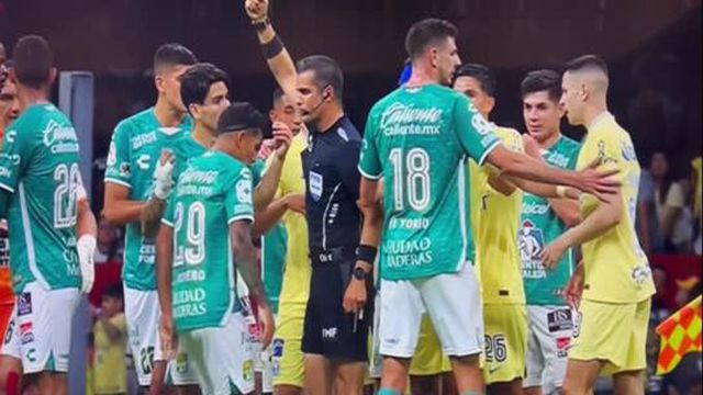 Incrível: Árbitro deu joelhada em jogador