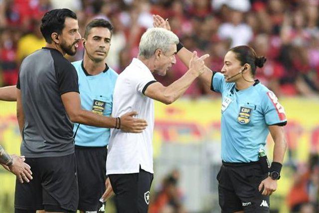 Árbitra justifica expulsão de Luís Castro