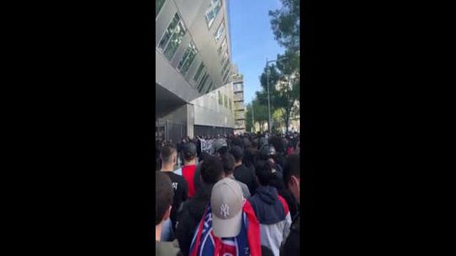 Ultras do PSG insultam Messi