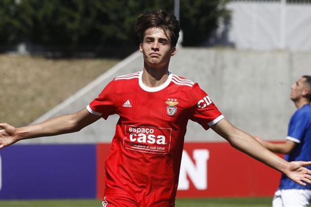 Águias batem Feirense e lideram com vantagem robusta