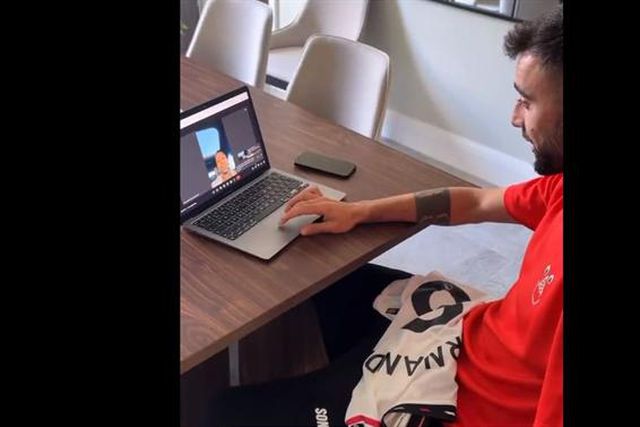 Bruno Fernandes surpreende adepto que o 'retweetou' por… 300 dias (vídeo)