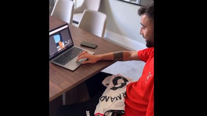 Bruno Fernandes surpreende adepto que o 'retweetou' por… 300 dias (vídeo)