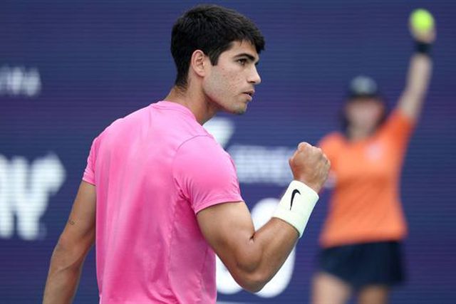 Alcaraz não desarma, Tsitsipas despede-se de Miami