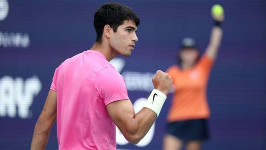 Alcaraz não desarma, Tsitsipas despede-se de Miami