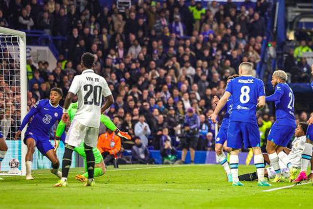 Rodrygo dá vantagem ao Real frente ao Chelsea e festeja à Ronaldo (vídeo)