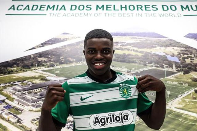 Manuel Kissanga assina contrato profissional