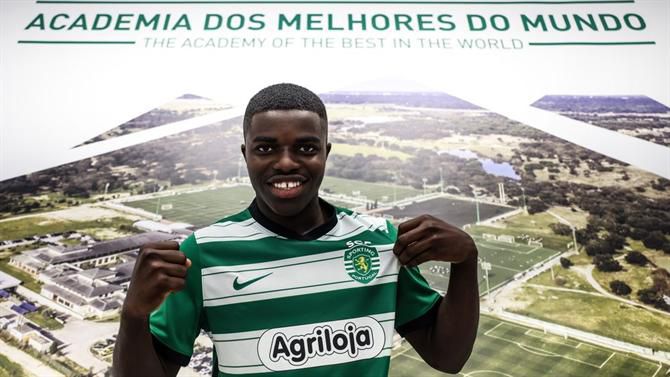 Manuel Kissanga assina contrato profissional