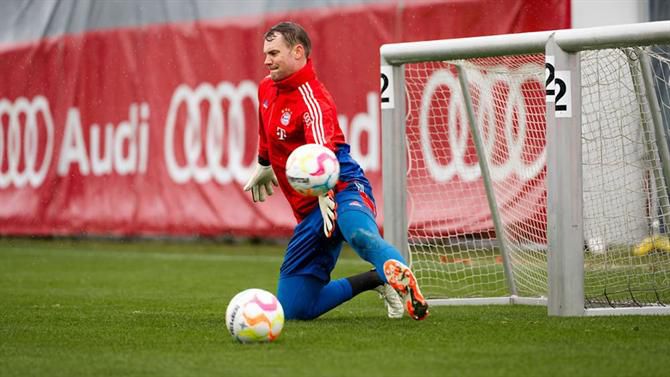 Visão  Guarda-redes alemão Manuel Neuer regressa aos treinos do Bayern  Munique após dez meses