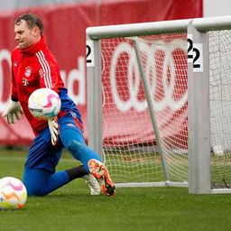 Visão  Guarda-redes alemão Manuel Neuer regressa aos treinos do Bayern  Munique após dez meses