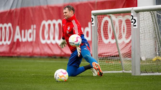 Neuer regressa aos treinos após cinco meses (vídeo)