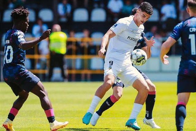 Farense bate o pé ao líder
