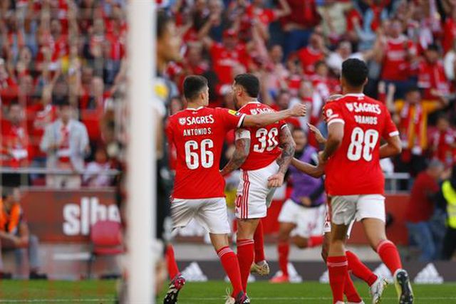 Benfica vence Estoril e mantém vantagem de quatro pontos para o FC Porto (veja o resumo)