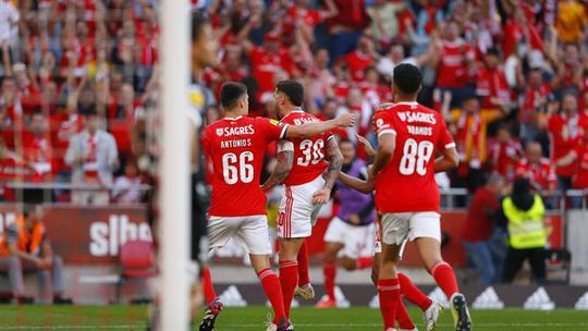 Benfica vence Estoril e mantém vantagem de quatro pontos para o FC Porto (veja o resumo)