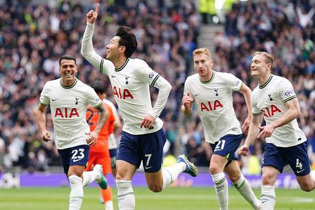 Son assina obra de arte e faz história (vídeo)