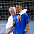 Deschamps receia jovem de 18 anos