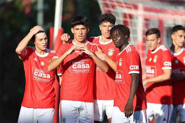 Benfica vence Estoril e volta à liderança (em igualdade com a equipa sensação)