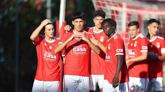 Benfica vence Estoril e volta à liderança (em igualdade com a equipa sensação)