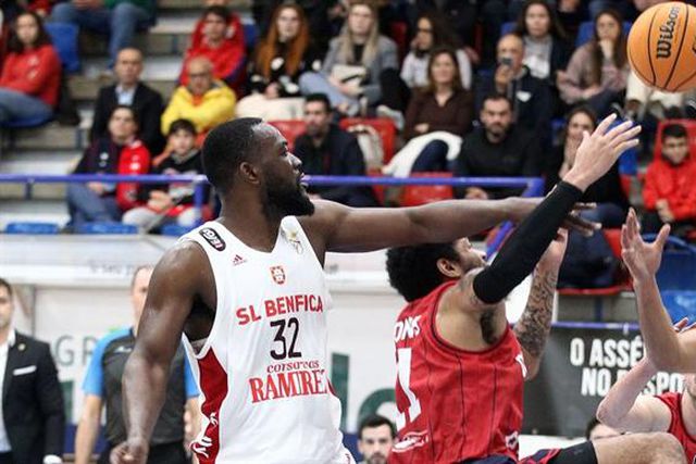 Oliveirense trava Benfica