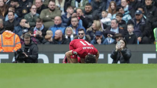 Diogo Jota trabalha bem na área e Salah adianta o Liverpool (vídeo)