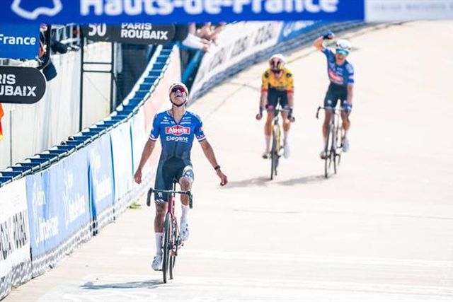 Épica vitória de Van Der Poel em Roubaix