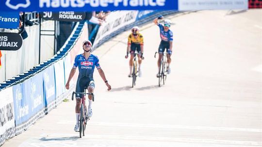 Épica vitória de Van Der Poel em Roubaix