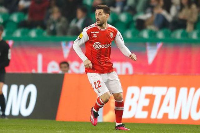 Pizzi na Luz com a pele do guerreiro