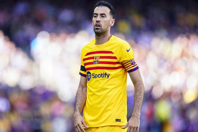 Busquets não fecha a porta à saída