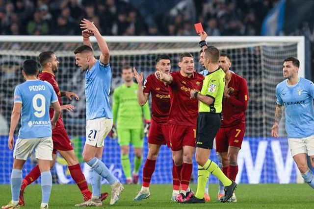 Mourinho volta a perder dérbi com a Lazio (veja o golo)