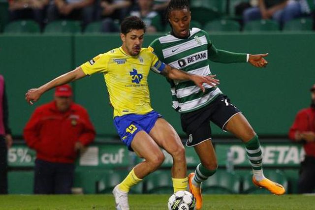 Basso supera Grimaldo e Tomás Araújo e é eleito defesa do mês