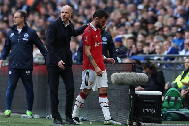 Ten Hag rende-se a Bruno Fernandes: «Os outros jogadores que olhem para ele»