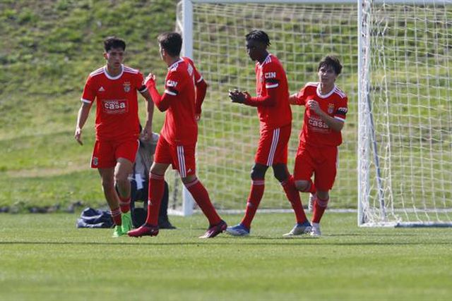 Benfica vence nos últimos minutos e mantém liderança