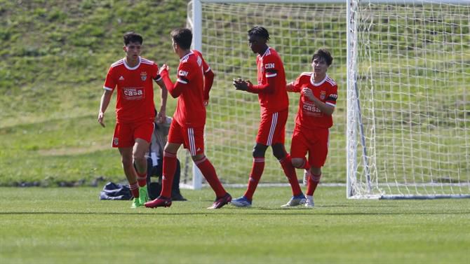 Benfica vence nos últimos minutos e mantém liderança