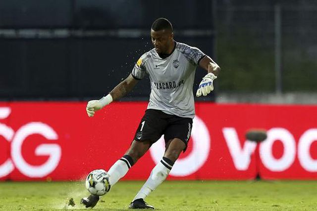 Jogo começou atrasado e Paulo Vítor acabou a jogar com meias emprestadas pelo Famalicão