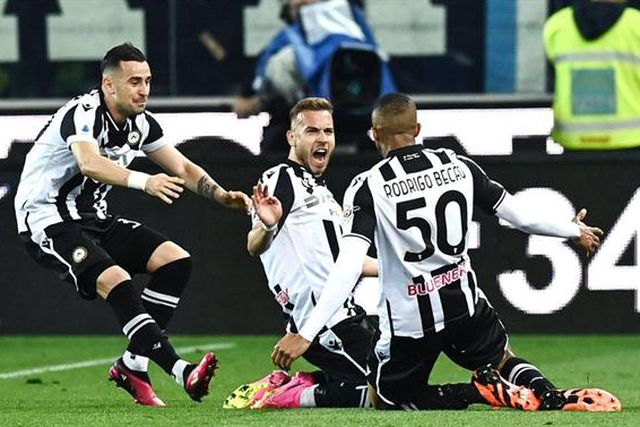 O golo que 'gelou' os adeptos do Nápoles (vídeo)