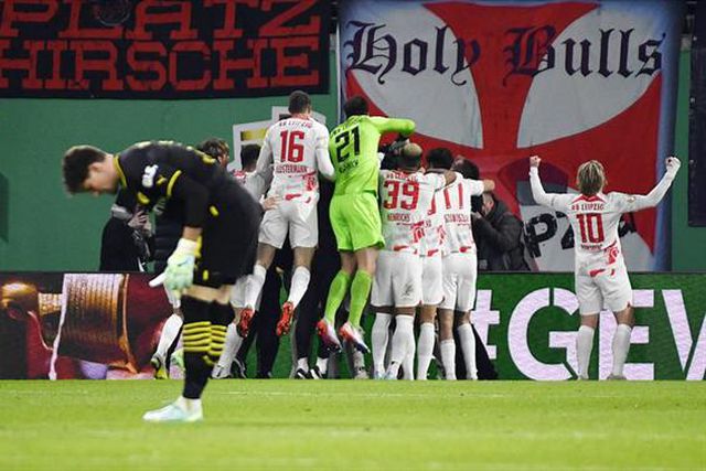 André Silva elimina Raphael Guerreiro (veja os golos)