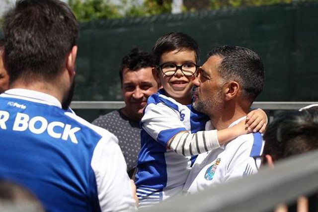 «Nunca será só futebol»: Sérgio Conceição oferece camisola a criança (vídeo)
