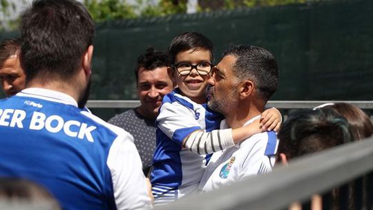 «Nunca será só futebol»: Sérgio Conceição oferece camisola a criança (vídeo)