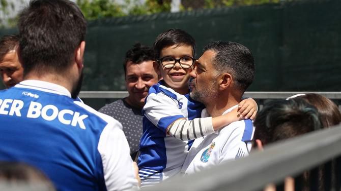 «Nunca será só futebol»: Sérgio Conceição oferece camisola a criança (vídeo)