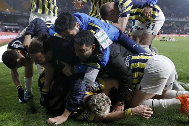 A reação de Jesus ao golo que consumou a reviravolta do Fenerbahçe (vídeo)