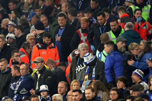 Adepto morreu na bancada durante o Schalke 04-Leverkusen