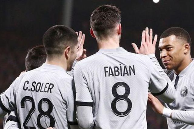 Mbappé escapa a expulsão e salva PSG na compensação (veja os golos)