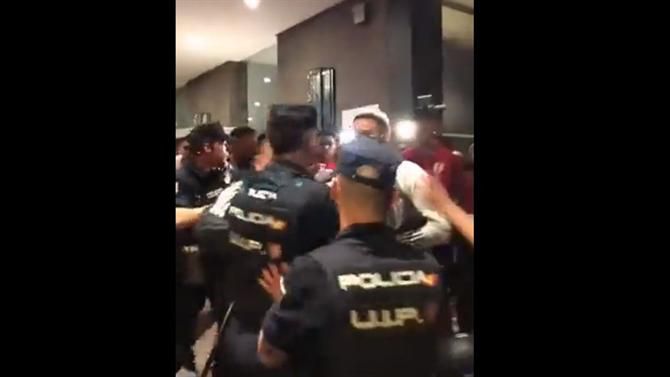 Jogadores do Peru e polícia espanhola em confrontos em Madrid (vídeo)