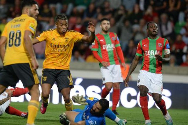 Neres bisa após bela jogada coletiva do Benfica (vídeo)