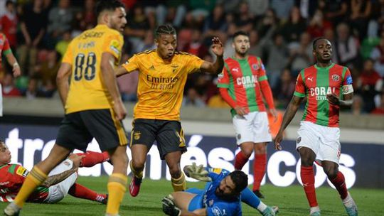 Neres bisa após bela jogada coletiva do Benfica (vídeo)